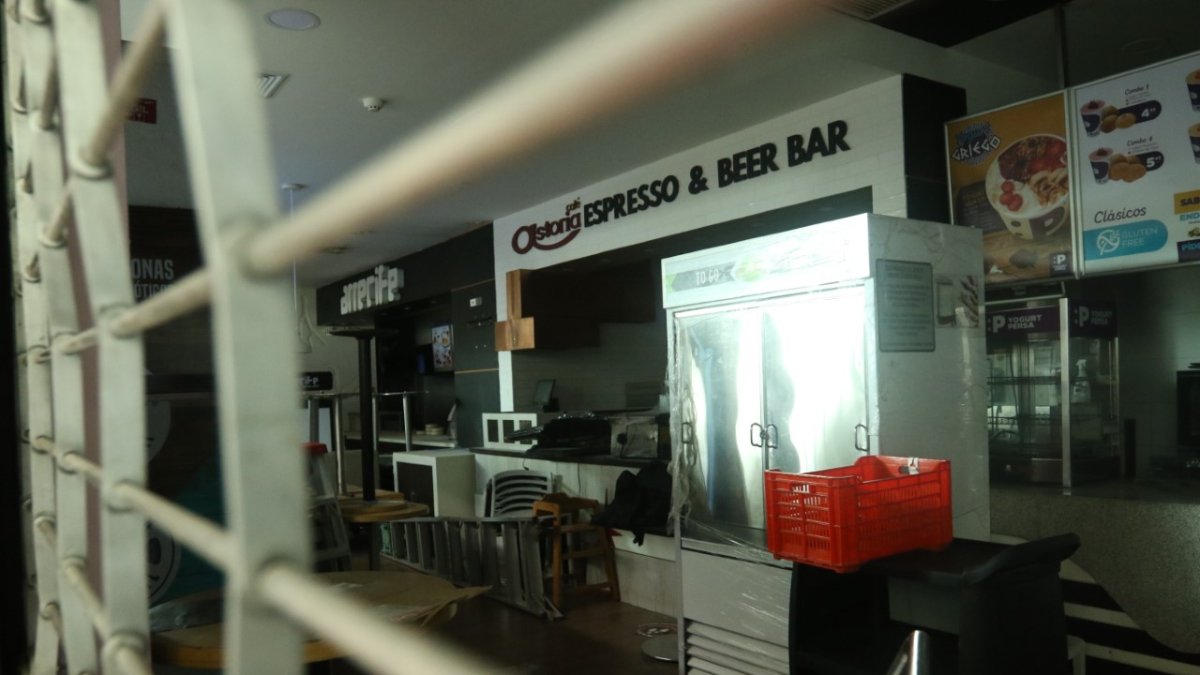 Así lucen algunos locales comerciales del aeropuerto de Guayaquil desde el inicio de la pandemia.