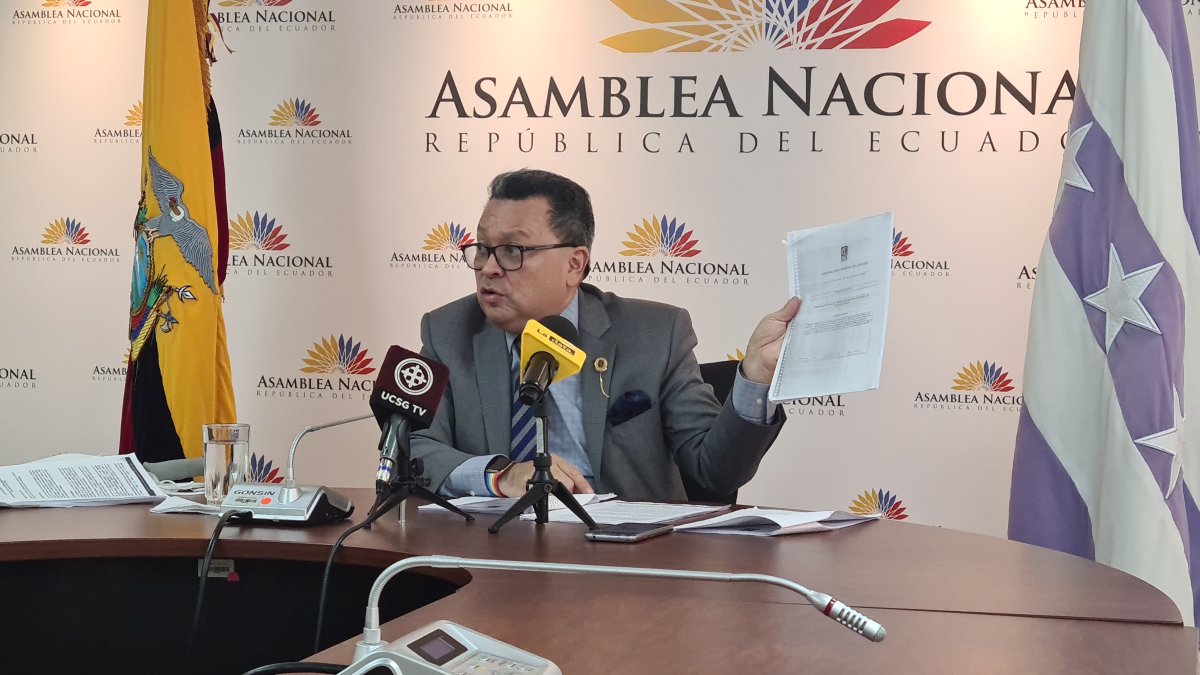 El legislador Vanegas muestra el informe favorable de Contraloría sobre el contrato de Oro Negro con Petroecuador.