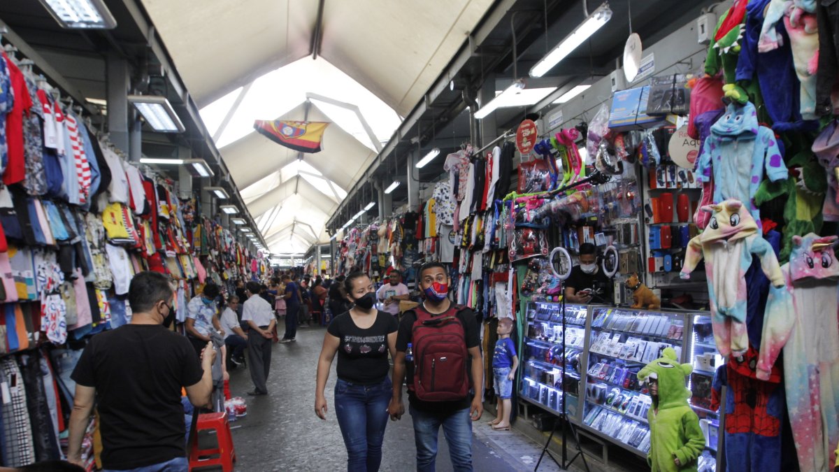 Aceras. Los visitantes ayer caminaron con tranquilidad por el lugar. Ni en las veredas ni en las peatonales hubo vendedores informales, cartones o lonas con productos.