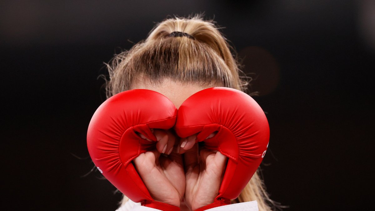 La ucraniana Anzhelika Terliuga celebra el pase a la final de Kumite femenino de 55kg en karate durante los Juegos Olímpicos de Tokio 2020.