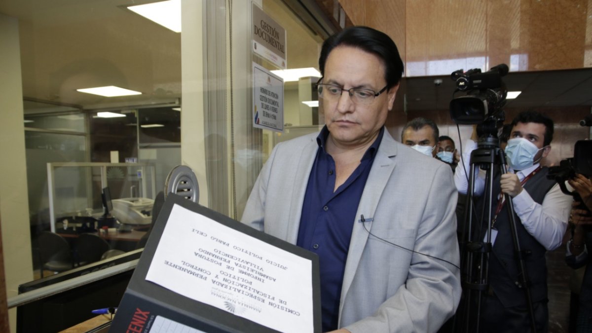 Trámite. Fernando Villavicencio entregó ayer los documentos con los que se sustentó el juicio político a Celi.