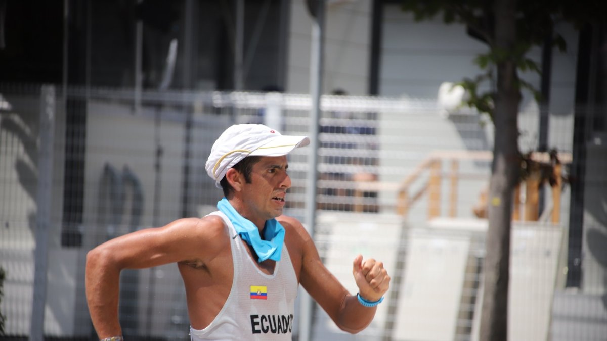 Pese a notorias molestias físicas, Claudio Villanueva terminó la competencia.