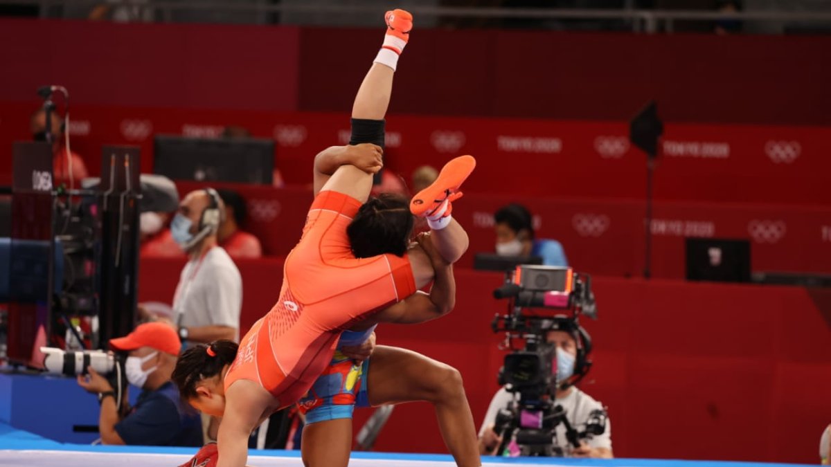 Lucía Yépez se destaca en la disciplina de lucha libre.