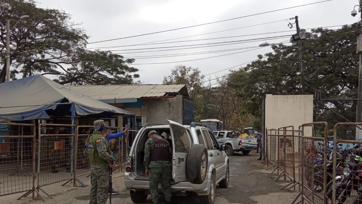 La policía ejecuta un operativo en la cárcel de Guayaquil.