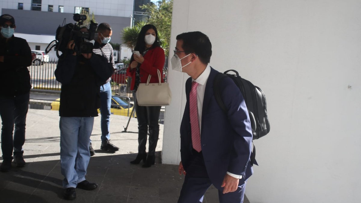 Diligencia. Pasadas las 08:00 de este viernes 6 de agosto llegaron a la Corte los defensores de los procesados.