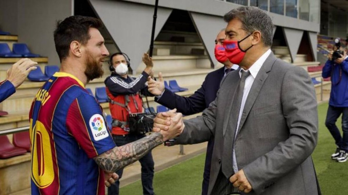 Joan Laporta (d) reconoció que no podía arriesgar el club por retener a Messi.