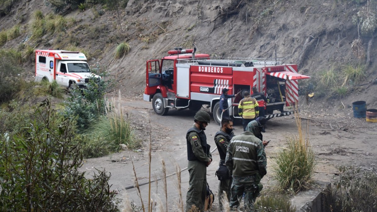 Actuación. Militares y representantes de entidades de la provincia durante la destrucción de los pertrechos.