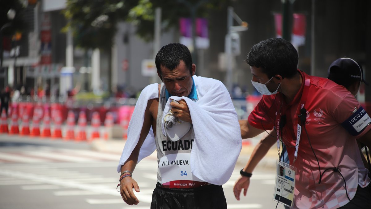 Claudio Villanueva, último en los 50 km de marcha, recibe elogios en Ecuador.