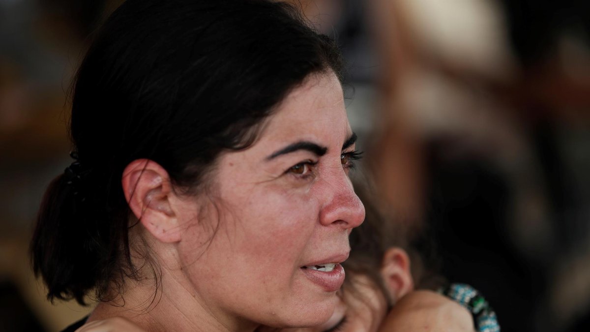 Yaliana García Ledesma, cubana de 33 años, carga a su hija Spiers Gabriela González García, de 4 años, hoy en el albergue de San Vicente, en Metetí (Panamá).