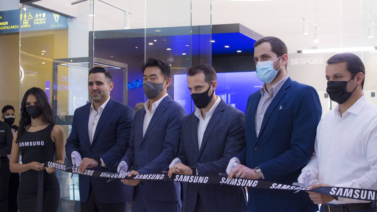 Jaime Simó, gerente de Marketing Samsung Ecuador; Mr. Thomas Park, Business Manager IM Samsung Ecuador; José Antonio Hidalgo, Gerente Comercial Alhambra Shopping; Ricardo Huerta, Gerente de Directa Credit; Luis Velasco, Gerente de Importaciones Alhambra Shopping.