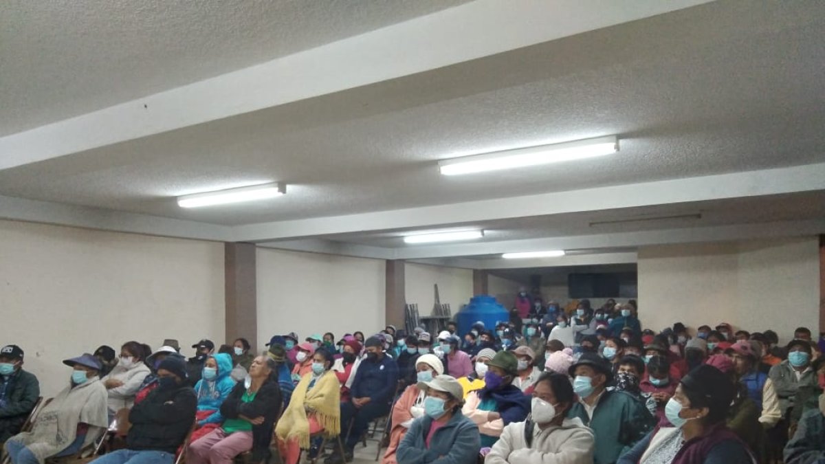 Explicaciones. Dirigentes de las comunidades indígenas organizaron reuniones y charlas para explicar a los miembros la importancia de la inoculación.