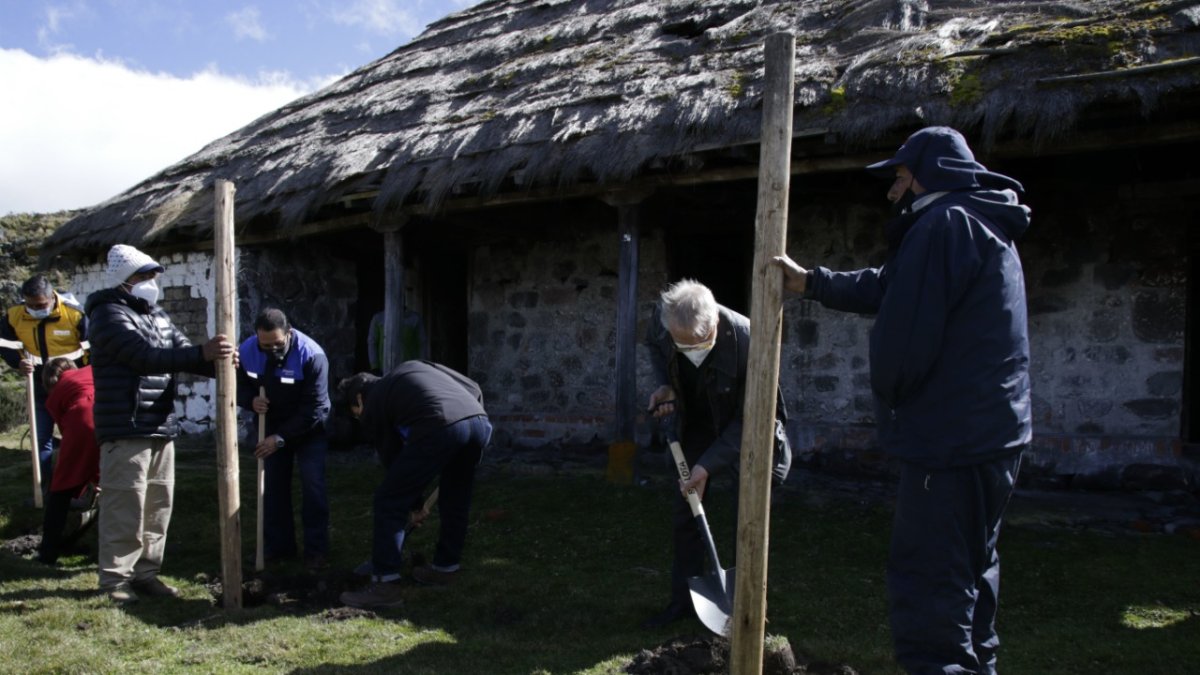 Acción. El embajador de Alemania, Philipp Schauer, coloca una estaca como inicio simbólico de la reparación.