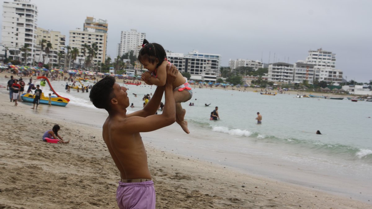 El cantón Salinas ya recibe a algunos turistas que, pese al frío, disfrutaron de la playa y su atractivo.