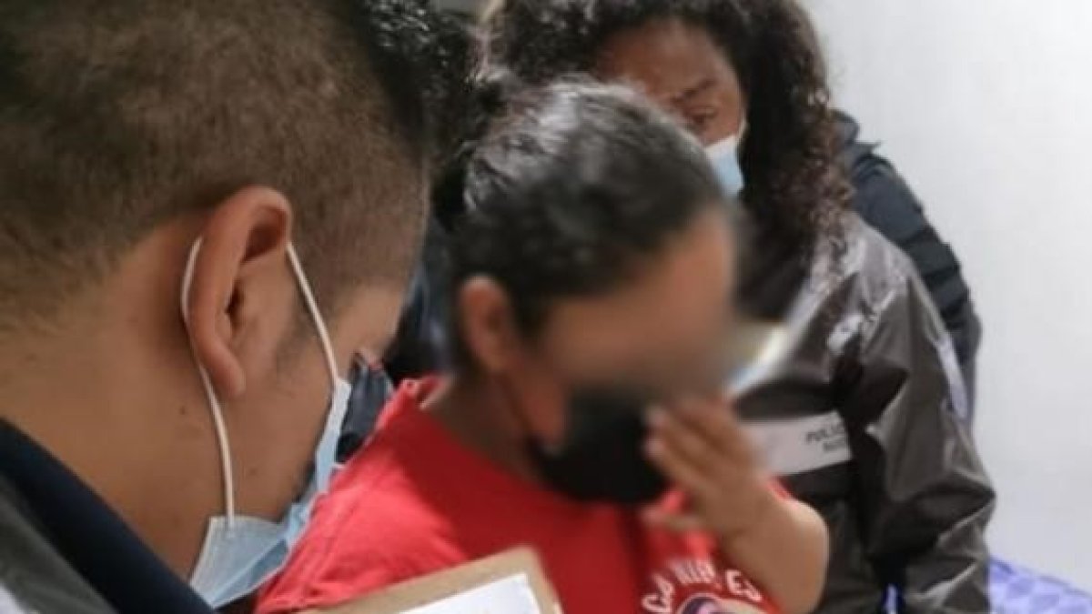 Caso. El 30 de julio, una mujer fue detenida tras detectarse en su celular contenidos sexuales con niños.