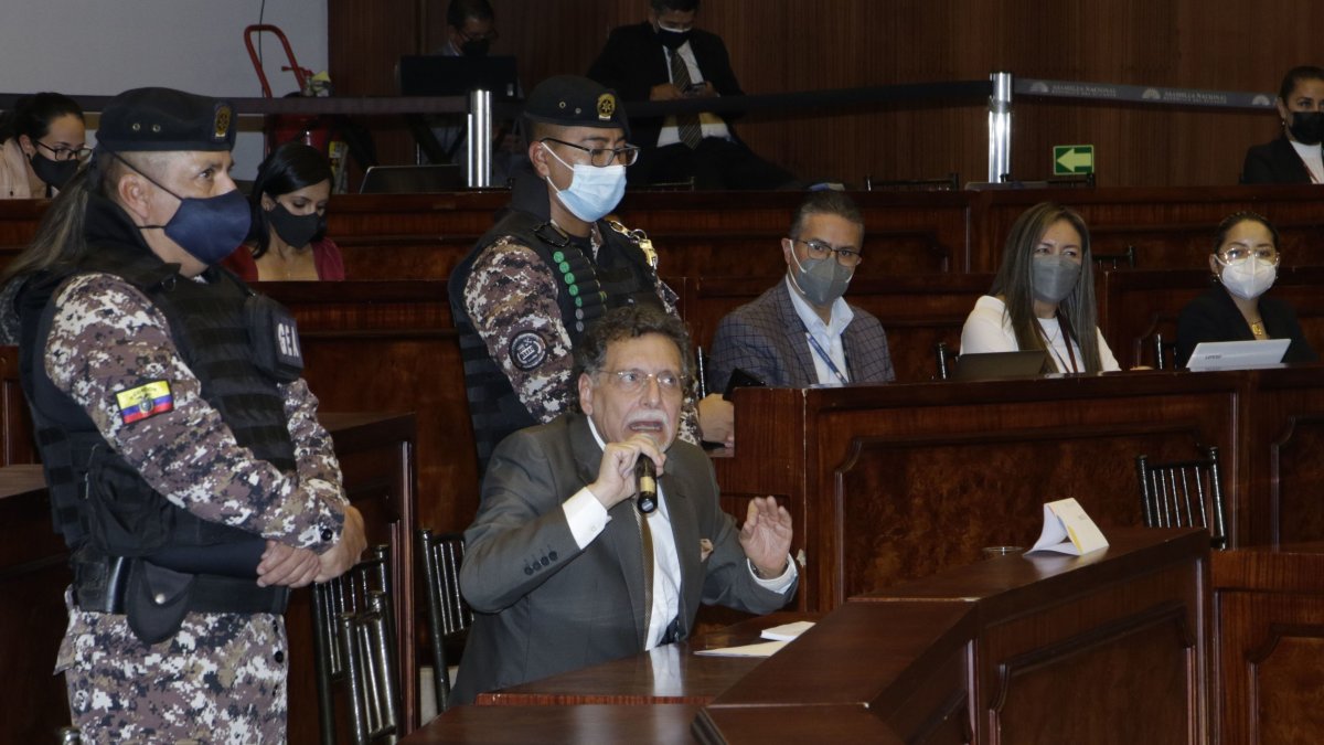 Escoltado por policías, el excontralor Pablo Celi acudió al llamado de la Comisión de Fiscalización. Ahora lo espera el Pleno.