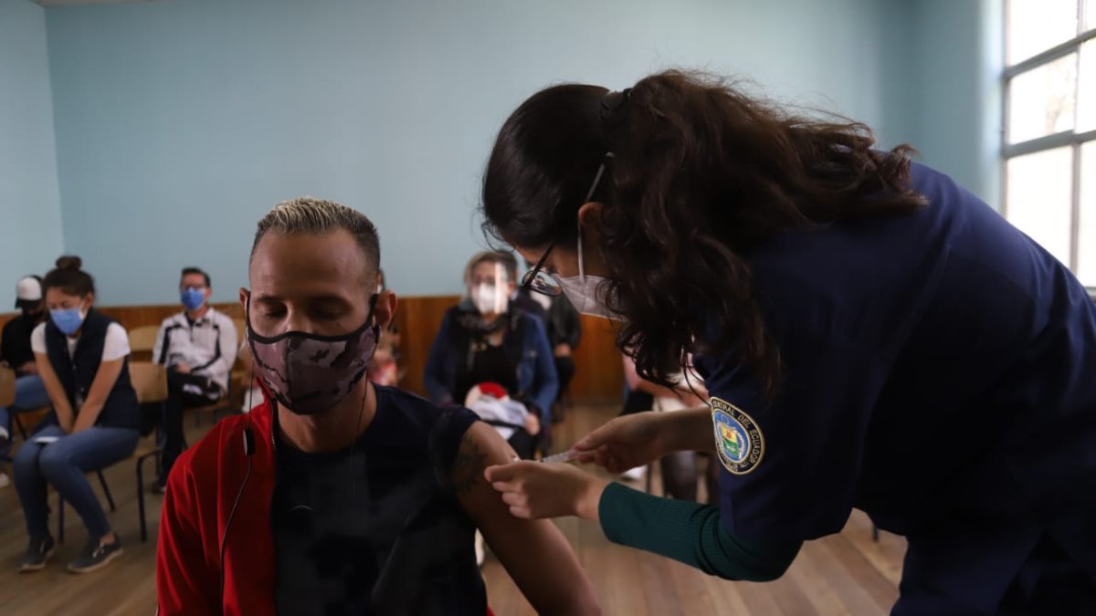 Quito. En el colegio Sebastián de Benalcázar solo se aplican segundas dosis de las vacunas contra la COVID-19.