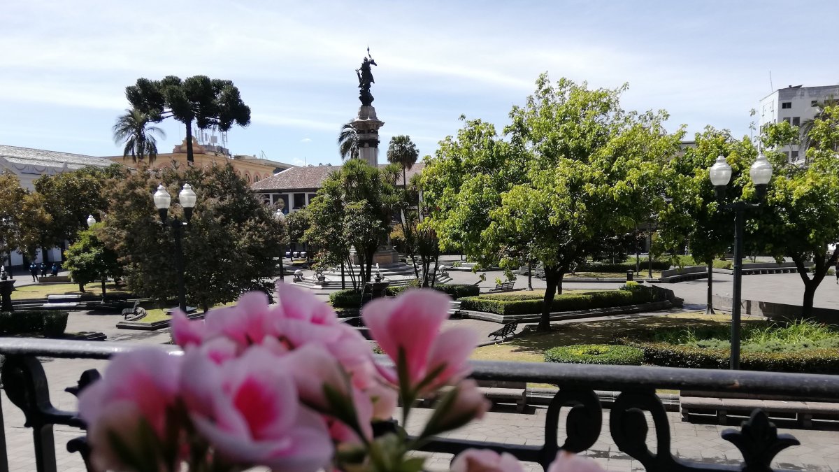 La ciudad se construyó a partir de la Plaza de la Independencia. Los barrios fueron surgiendo alrededor de ella y los más notables vivían cerca.