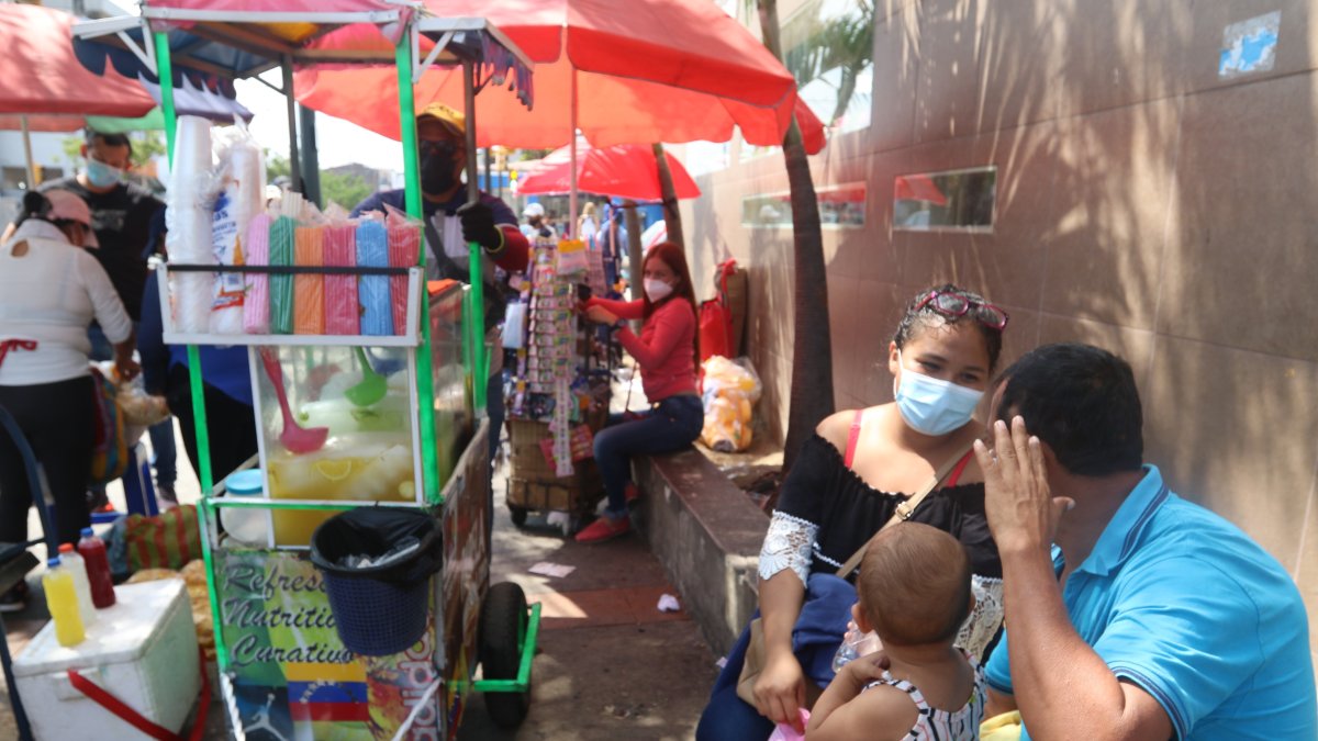 Escena. Michael Reyes está fuera del hospital Francisco Icaza, la rodean vendedores que gritan sus productos y hasta usan megáfono y ello no la deja conversar con un familiar.