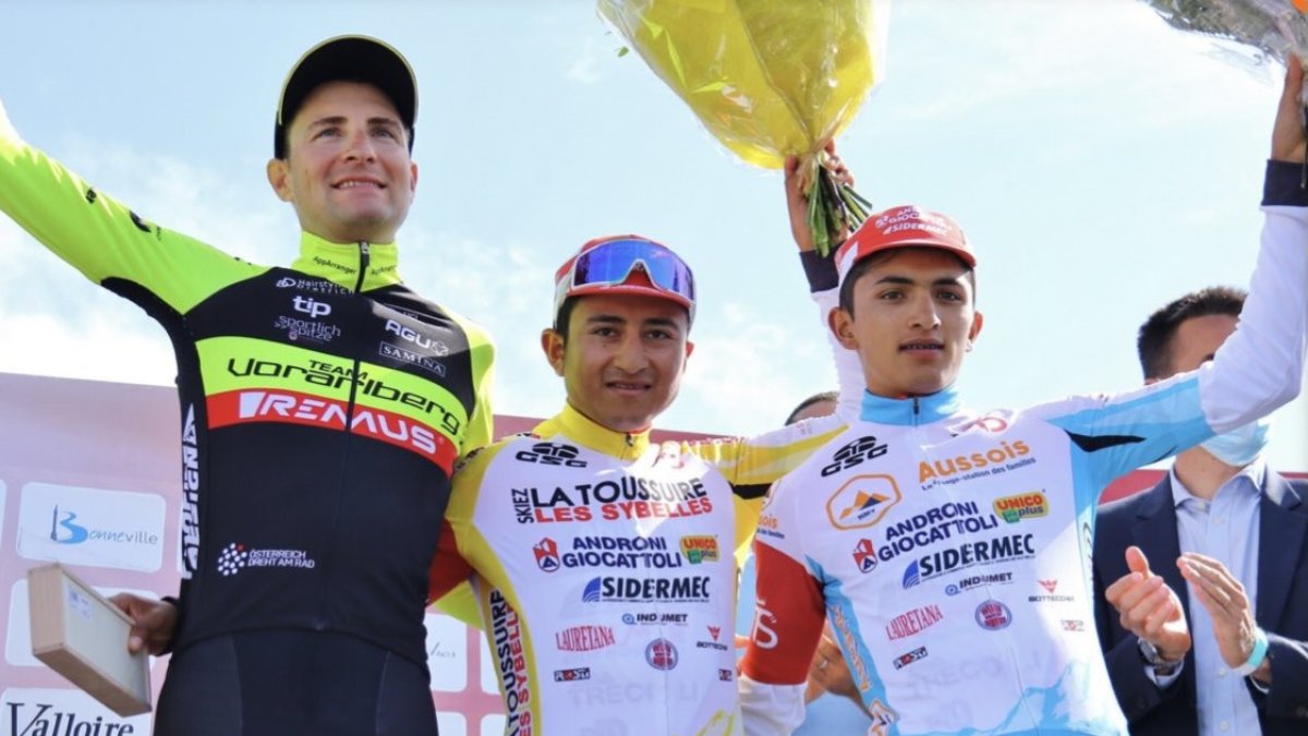 El ecuatoriano Alexander Cepeda (centro) celebra el primer título profesional que consigue en Europa.