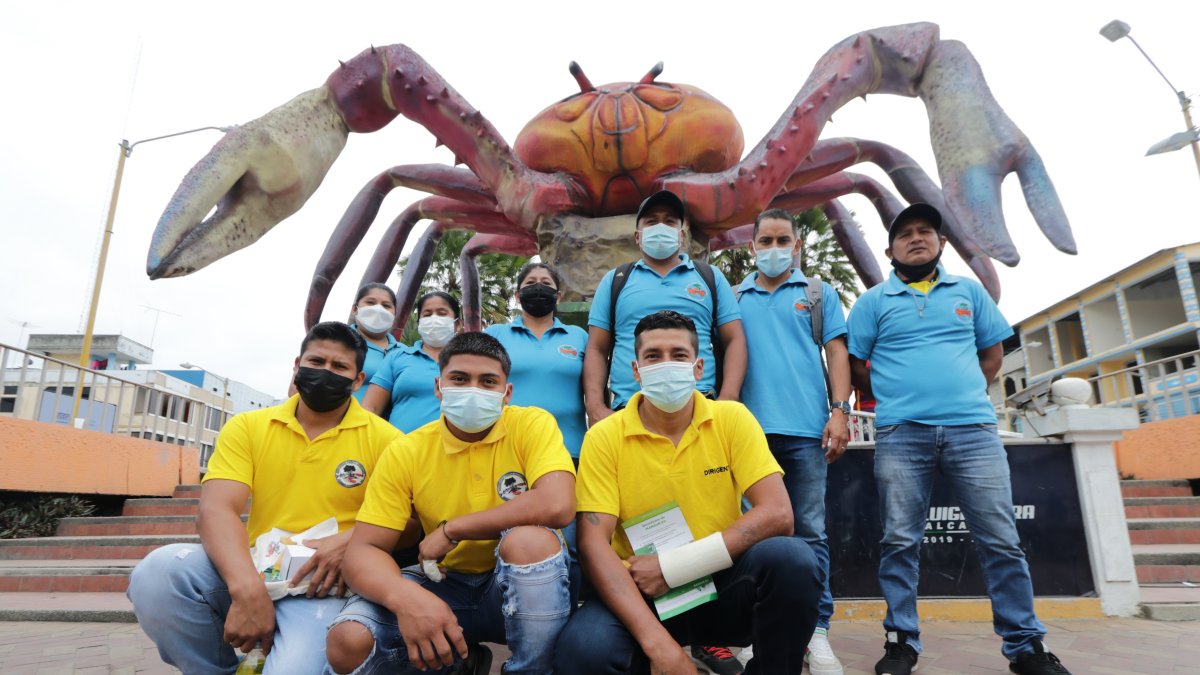 Sesión. A la inauguración de la fecha la acompañó una jornada en la que se resaltó la labor de los cangrejeros del golfo y de todo el país. Algunos posan en la foto.
