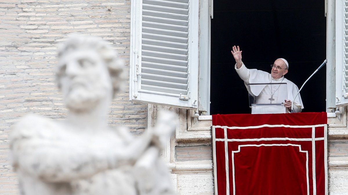 El papa Francisco saludaba este domingo a los fieles que asistieron al rezo del Ángelus en la Plaza de San Pedro del Vaticano.