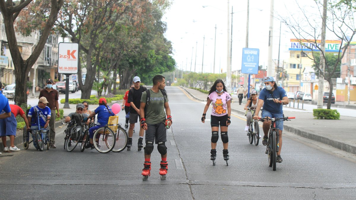 Espacio. En la avenida Isidro Ayora acudieron jóvenes, niños y familias enteras.