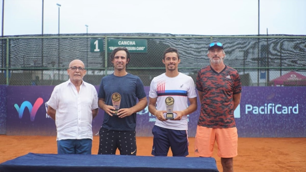 Hidalgo, junto a Rodríguez (c), durante la premiación del torneo.