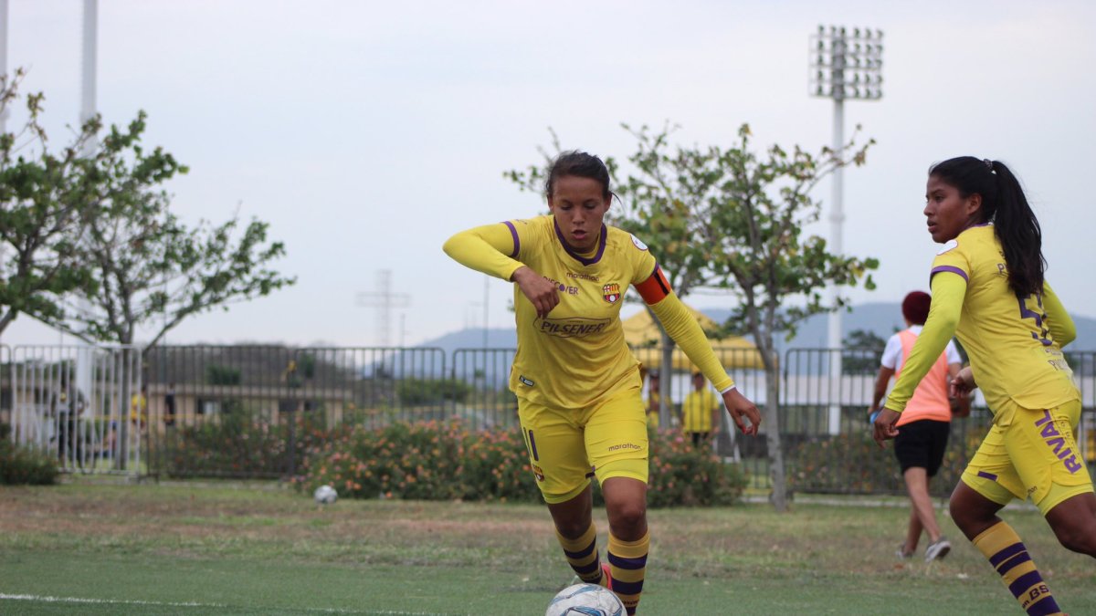 Jhojandry Monsalve, no solo que es la conductora de juego de Barcelona, sino que es la goleadora del equipo con cinco tantos.