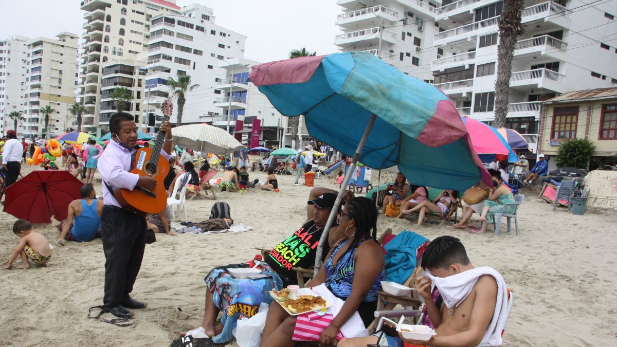 Los bañistas en Salinas aprovecharon cada espacio y momento de los tres días de asueto nacional. Hasta ayer, la playa lucía llena.