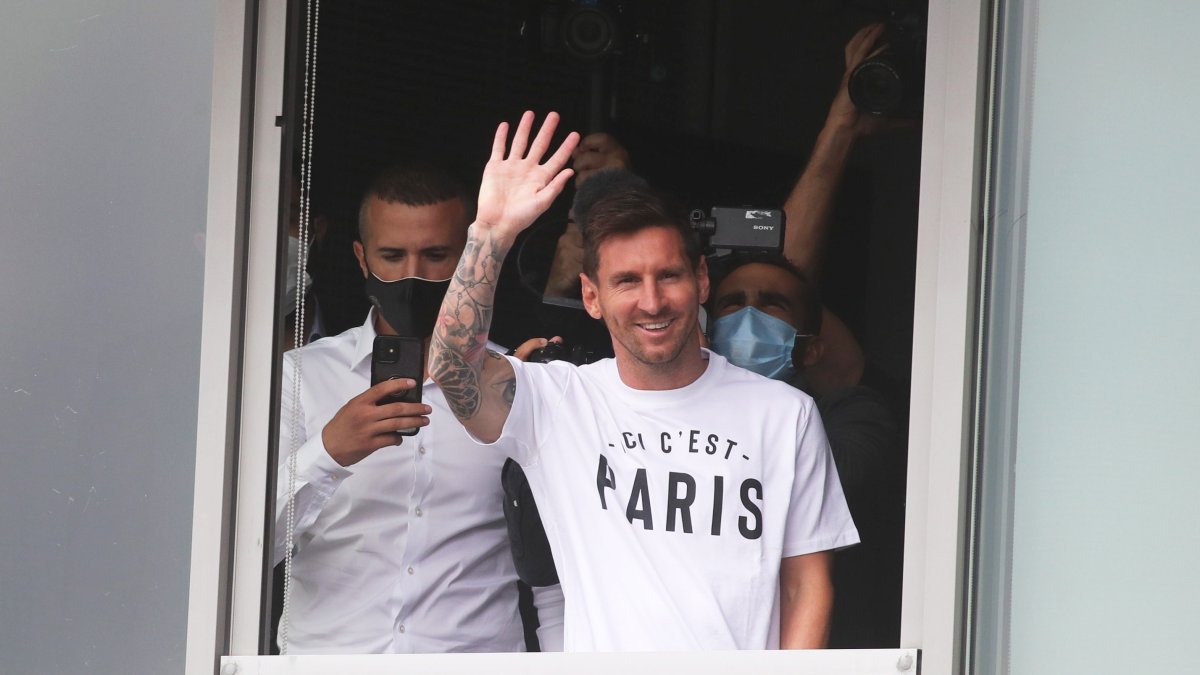 La leyenda del fútbol mundial, que acaba de dejar el Barcelona (672 goles en 778 partidos), llegó al aeródromo de Le Bourget