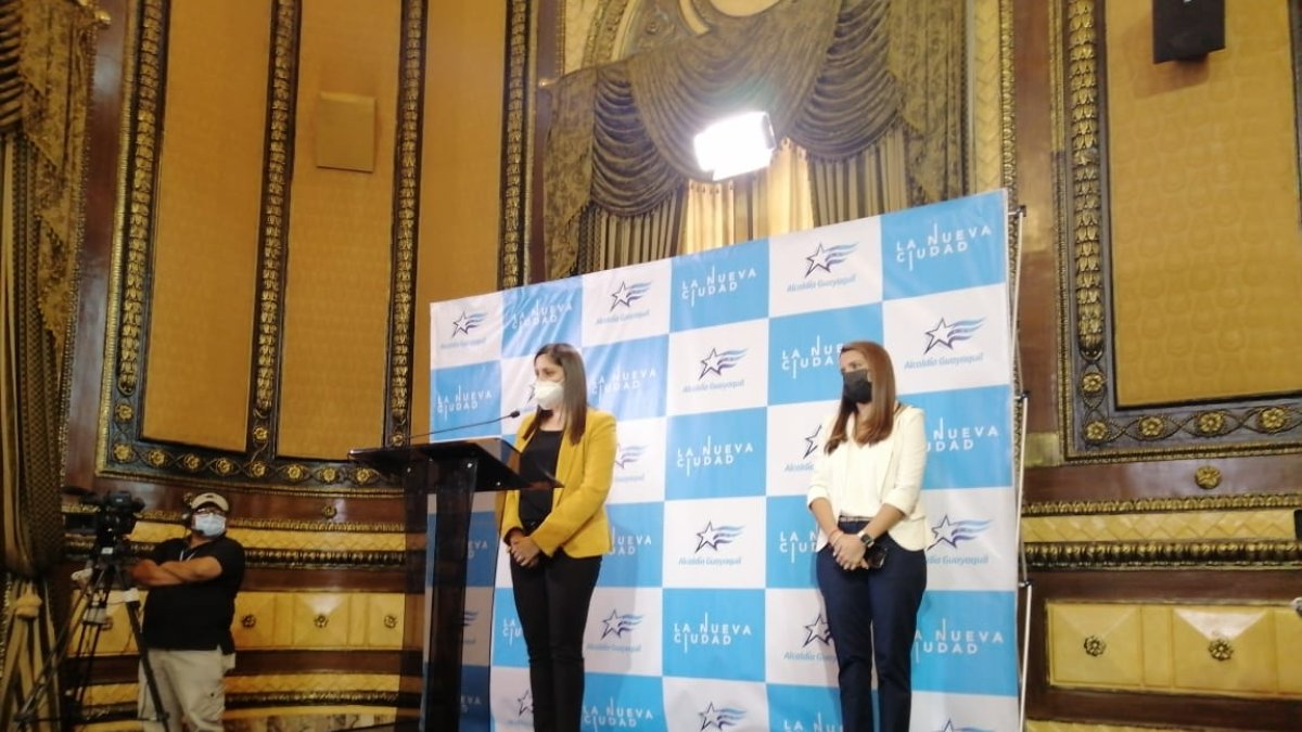 Anuncio. La directora de Ambiente (derecha) y la gerente de Emapag durante la rueda de prensa.