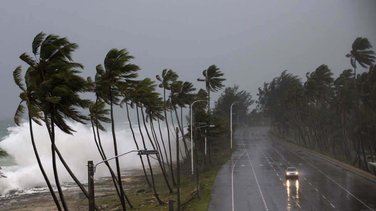 A las 11.00 horas de hoy, el sistema estaba localizado a unas 160 millas (255 km) al oeste de la isla de Guadalupe y a unas 220 millas (350 km) al este sureste de Ponce, en Puerto Rico.