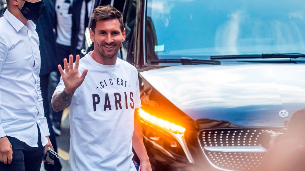 Lionel Messi saludando a sus fans en París.