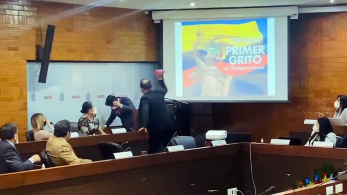 Sesión. El concejal Fernando Morales arrojó el agua de su vaso al alcalde removido, Jorge Yunda.