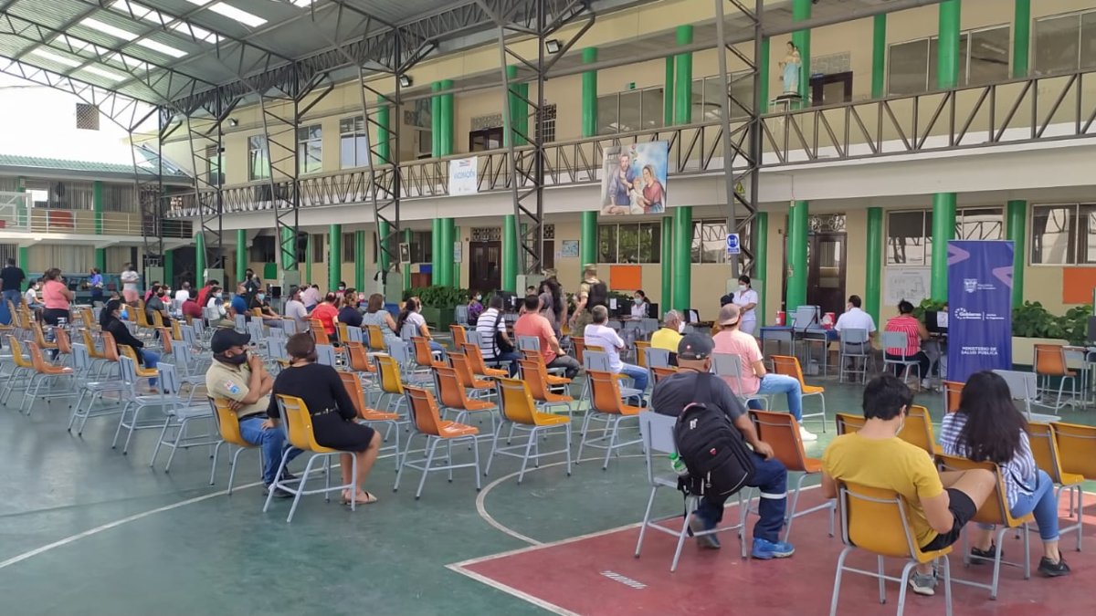 Así lucía el martes 10 de agosto en la tarde el centro de vacunación del colegio Sagrados Corazones, en el sur de Guayaquil.