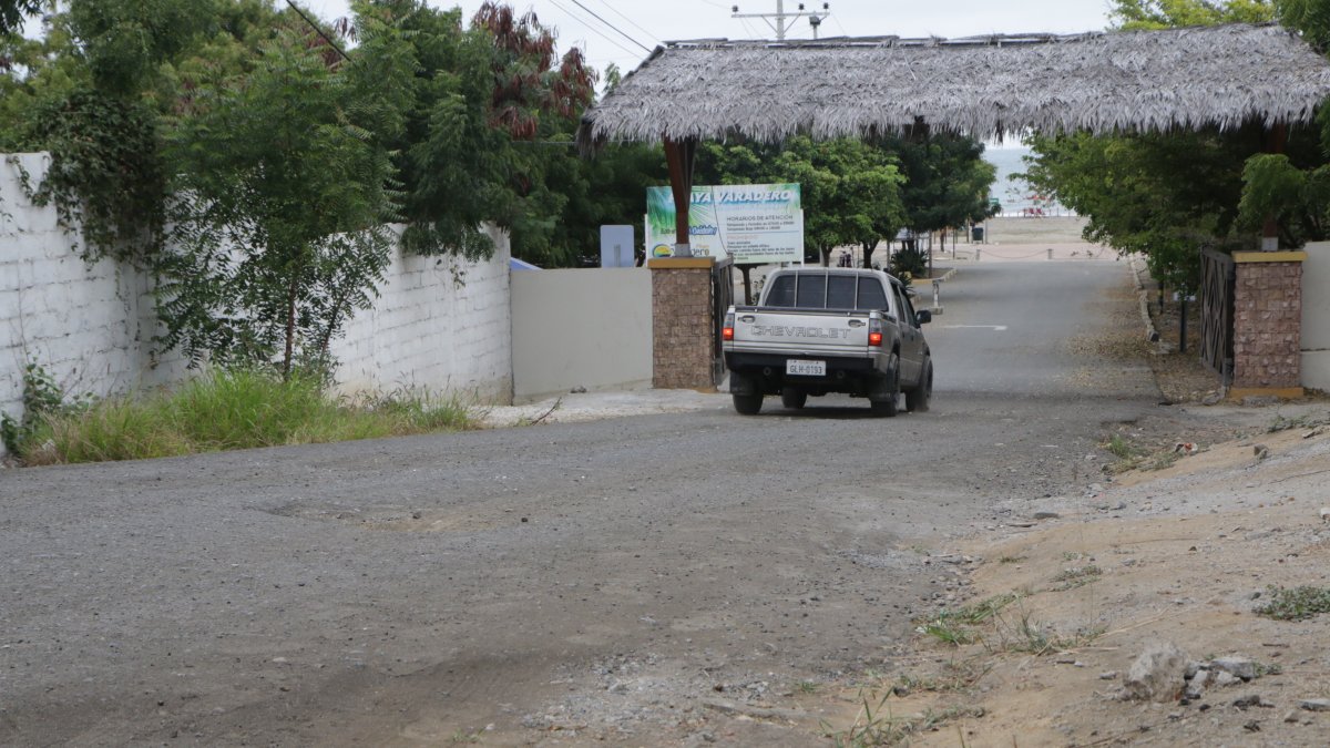 Accesos. El escenario es el mismo tanto en el ingreso 1 y 2 de la playa Varadero: baches, grietas y desgaste de la calzada.
