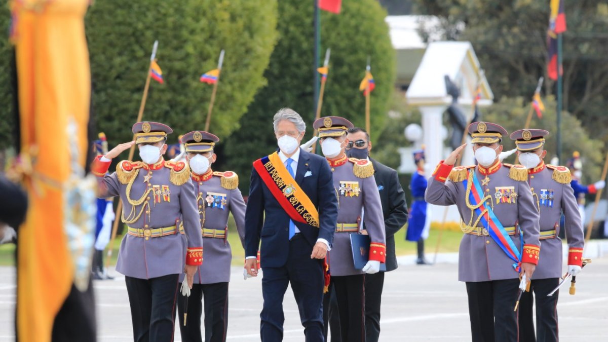Acto. El presidente Guillermo Lasso y la cúpula militar durante la ceremonia realizada en la Escuela Militar.