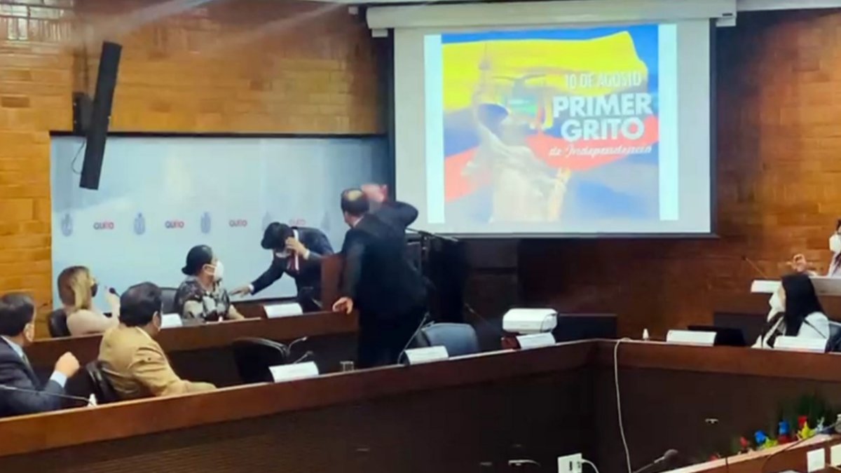 Agresión. El concejal Fernando Morales lanzó agua a Jorge Yunda.