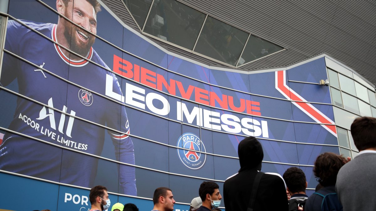 Los aficionados del PSG llenaron todos los lugares donde estuvo Lionel Messi.