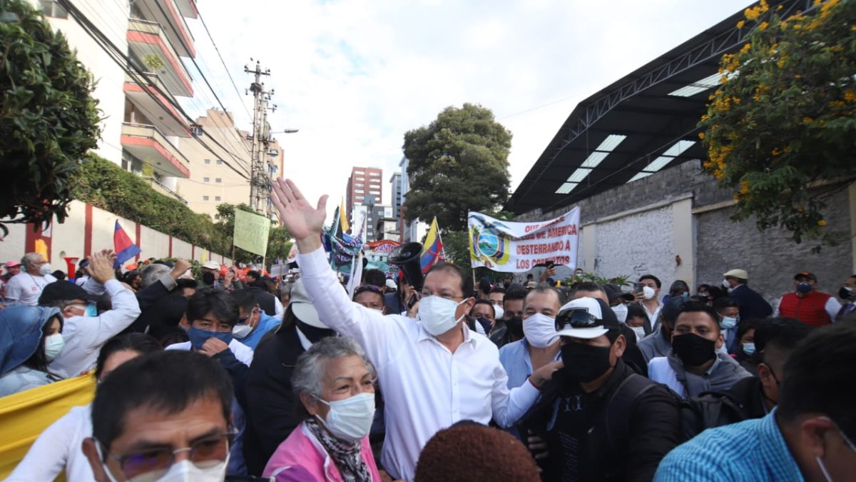 Marcha. Santiago Guarderas acudió a la Corte Constitucional y fue recibido por decenas de ciudadanos.