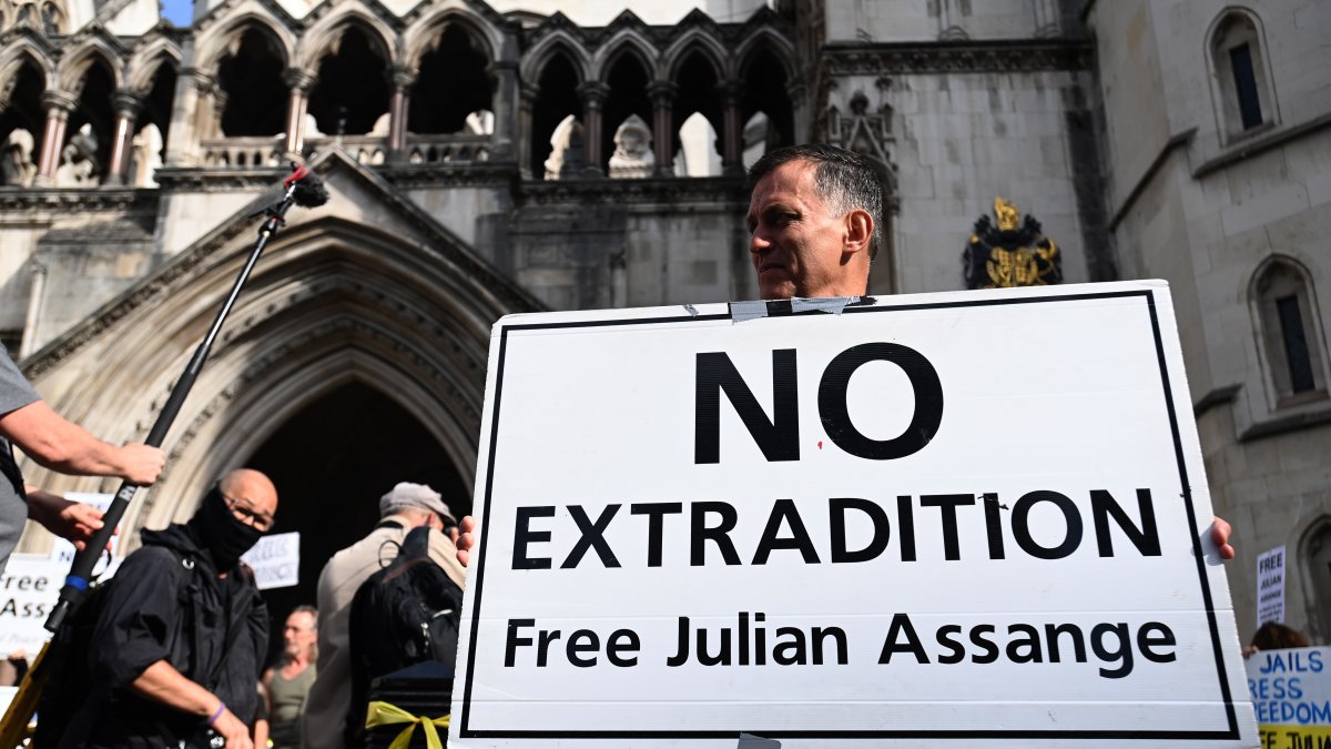 Ese tribunal celebró hoy una vista provisional sobre el recurso que las autoridades de Washington han presentado contra la decisión de una corte británica de rechazar la extradición del fundador de WikiLeaks a EE.UU. (que le acusa de presunto espionaje) por considerar que había riesgo de suicidio.