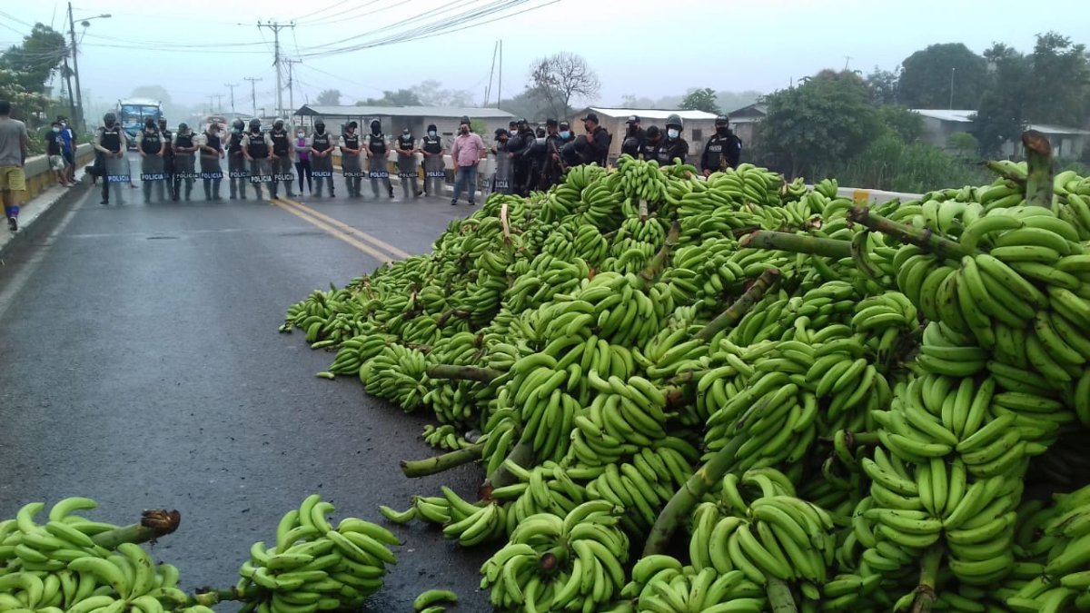 En Puerto Inca mantienen cerrada la carretera.