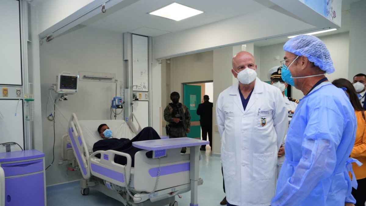 El vicepresidente Alfredo Borrero en una visita a hospitales públicos de Guayaquil a inicios de junio pasado, donde verificó la falta de medicamentos