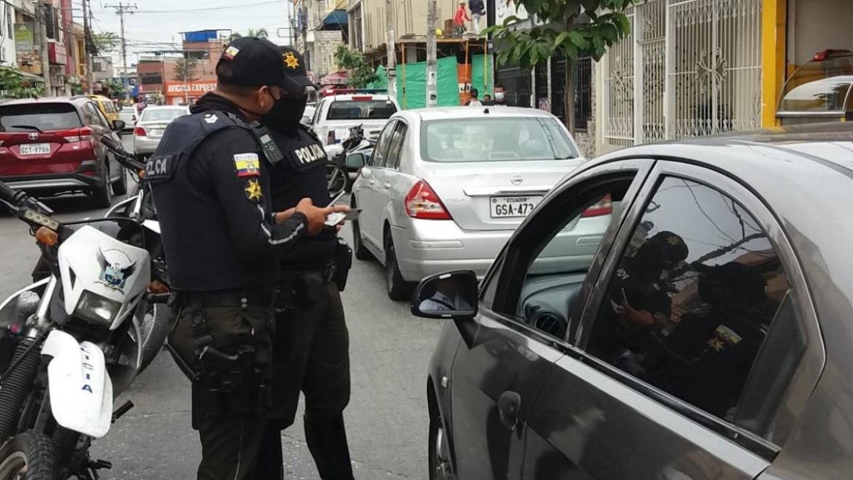 La policía realiza operativos en el lugar donde asaltaron a una farmacia.