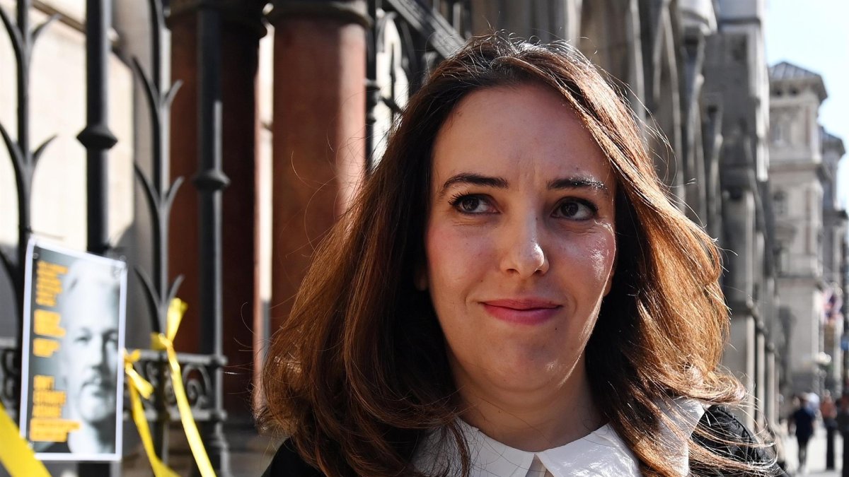 Moris atendió a la prensa ante el Tribunal Superior de Londres.