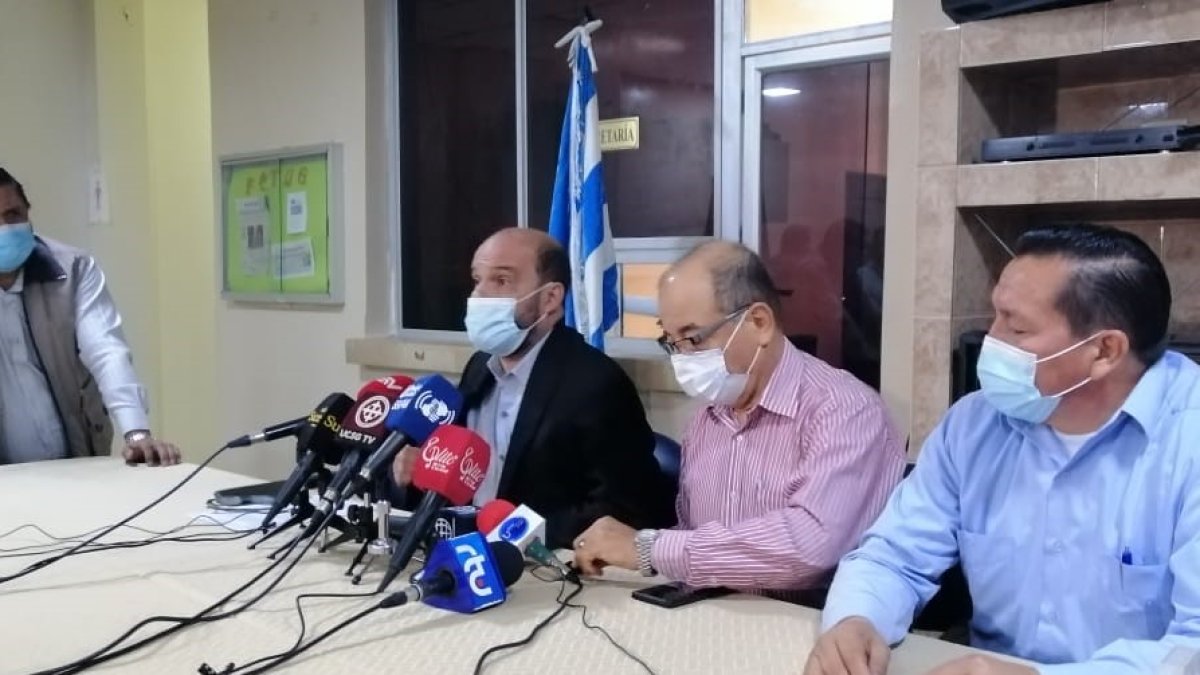 Christian Sarmiente, presidente de Fetug y George Mera, presidente de los taxistas del Guayas.