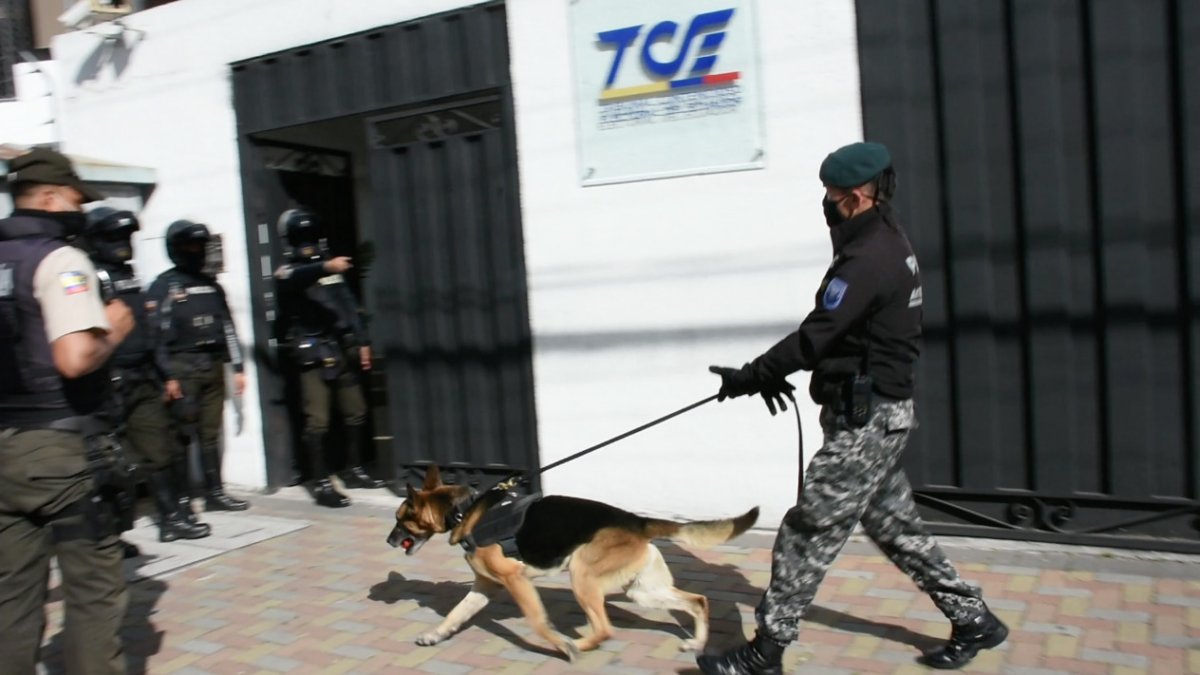 Miembros del Grupo de Intervención y Rescate (GIR) intervinieron en las instalaciones del Tribunal Contencioso Electoral.