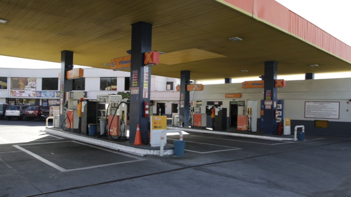 El presidente de la República, Guillermo Lasso, ha manifestado que no dará atrás al sistema de bandas que fija el precio de los combustibles. .