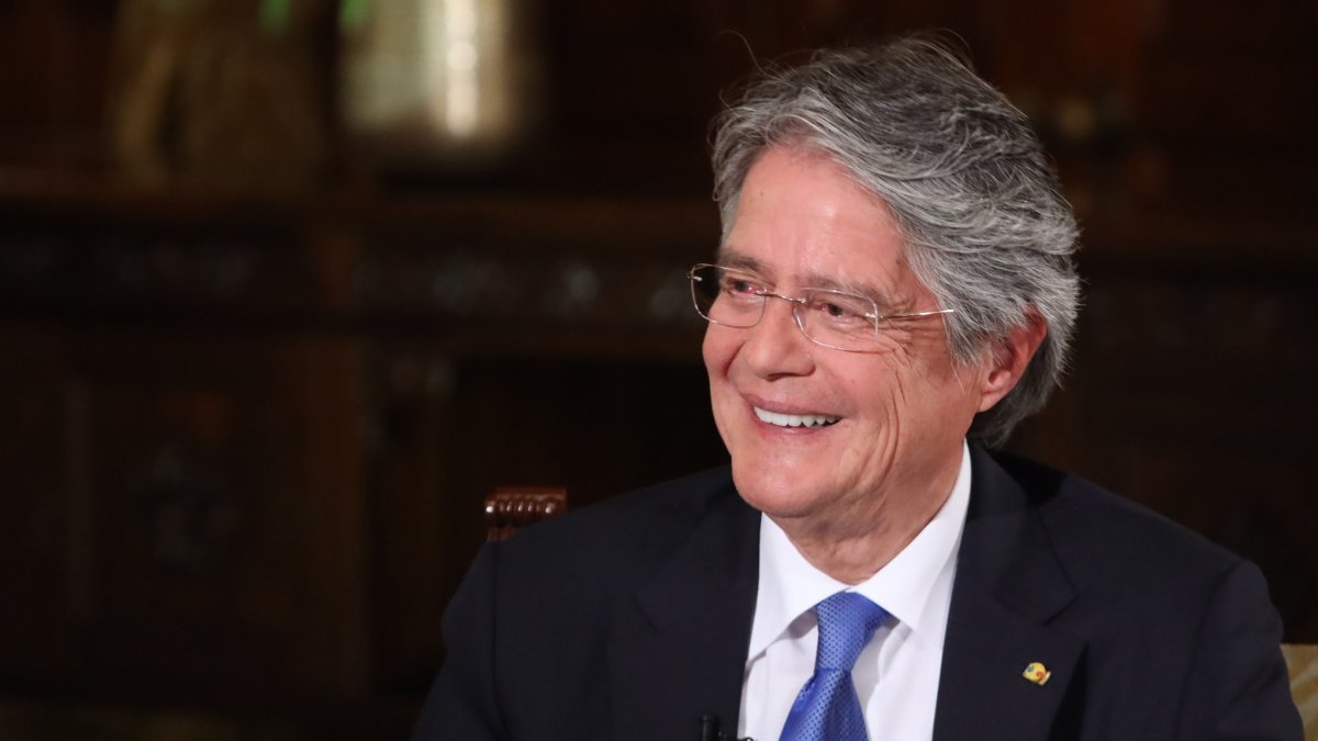 Entres los acompañantes del presidente Lasso está el ministro de la Producción, Julio Prado y el canciller Mauricio Montalvo.