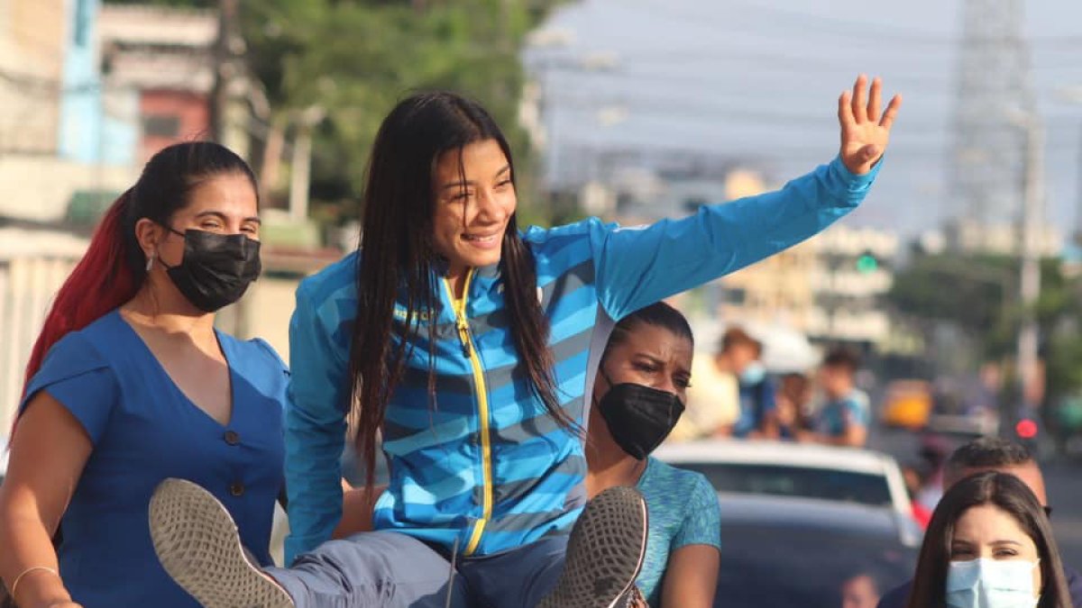 La deportista recorrió las principales calles de su natal Quevedo  arriba de una camioneta.